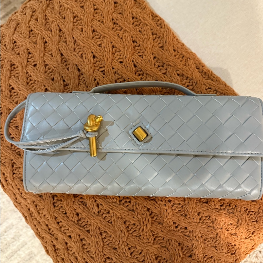 Elegant Gray Woven Clutch - Picture 4 of 6